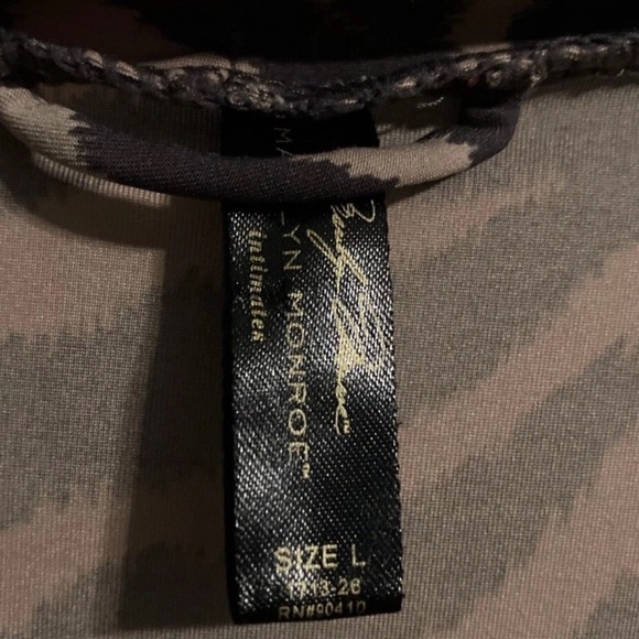 Marilyn Monroe Zebra Patterned Robe - Picture 2 of 3